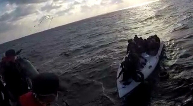 Mersin&#039;de su alan teknedeki 16 göçmen kurtarıldı