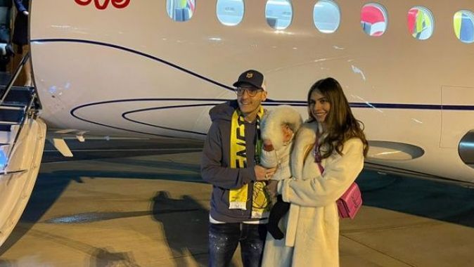 Mesut Özil uçağa bindi, sosyal medya sallandı