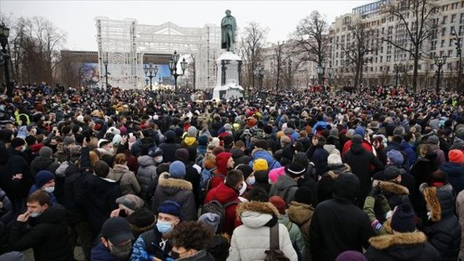 Rusya&#039;da on binlerce kişi muhalif Navalnıy&#039;ın tutuklanmasını protesto etti