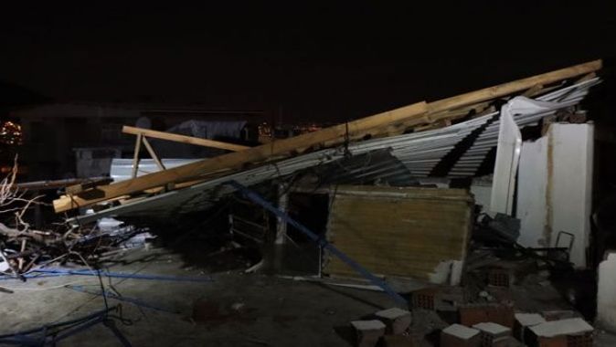 Şiddetli lodos evin çatısını uçurdu