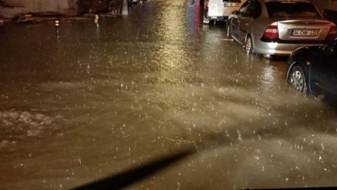 Silivri’de bazı cadde, sokak ve işyerlerini su bastı