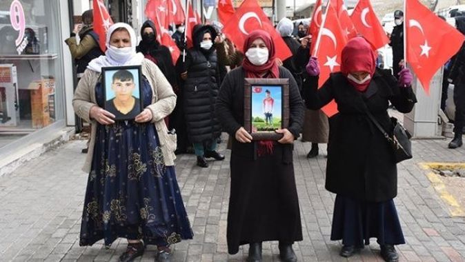 Şırnak&#039;ta terör mağduru aileler HDP İl Başkanlığı önünde eylem yaptı
