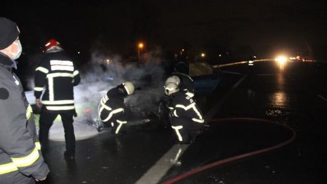 TEM’de seyir halindeki otomobil alev alev yandı