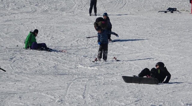 Uludağ&#039;ın pistlerinde acemi kayakçılardan ilginç görüntüler