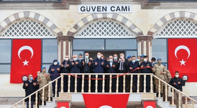 Yeni Foça Jandarma Komando Teröristle Mücadele Harekatı Okul Komutanlığında yaptırılan cami açıldı