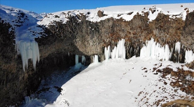 Ağrı&#039;daki Murat Kanyonu&#039;nda 10 metreyi bulan buz sarkıtları oluştu