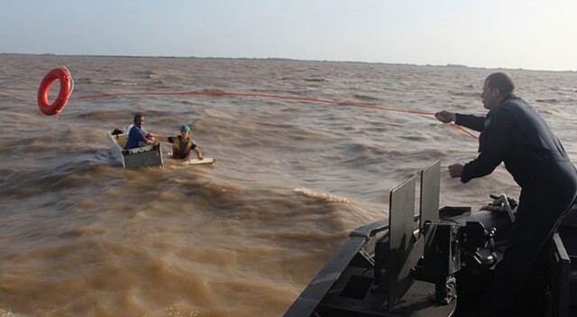Amazon nehrinde tekneleri battı, 3 balıkçı dondurucu kutusu içinden kurtarıldı