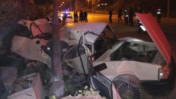 Antalya&#039;da aydınlatma direğine çarpan otomobilin sürücüsü öldü