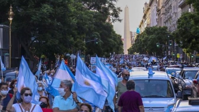 Arjantin&#039;de ayrıcalıklı Covid-19 aşı uygulaması hükümet karşıtı gösterilere neden oldu
