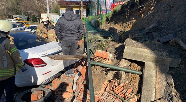 Beşiktaş&#039;ta istinat duvarı çöktü: 3 araç hasar gördü