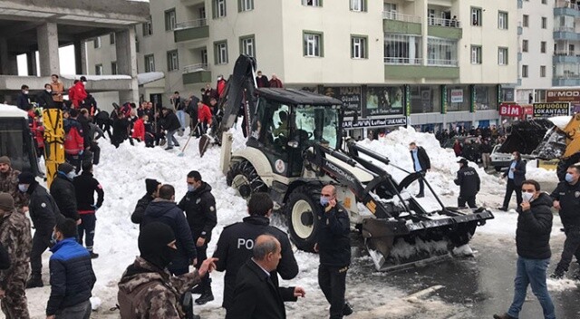 Bitlis&#039;te çatıdan tonlarca kar kütlesi düştü: 3 çocuk yaralı