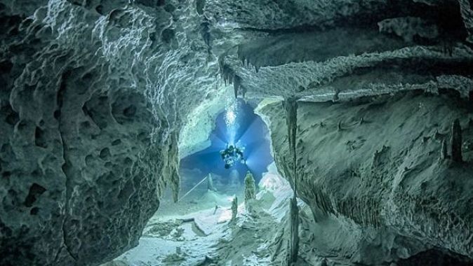 Cesur dalgıç su altı mağaralarındaki gizli güzelliği ortaya çıkardı