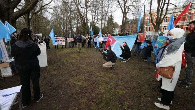 Çin&#039;in Brüksel Büyükelçiliği önünde Uygur protestosu
