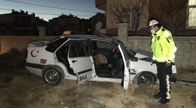 Duvara çarpan otomobilin sürücüsü kalp krizinden öldü