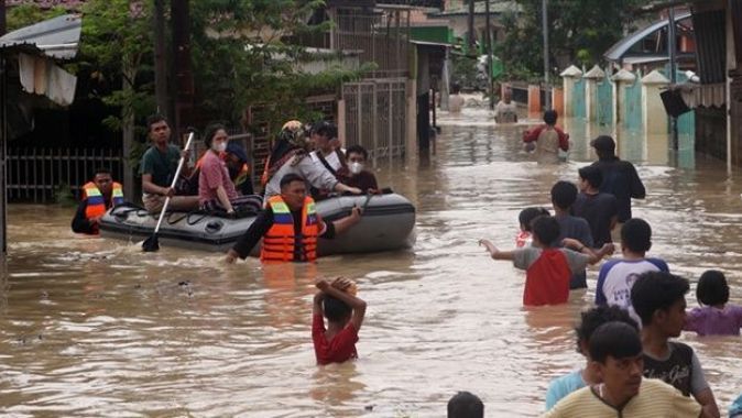 Endonezya’da 1380 kişi selden etkilendi
