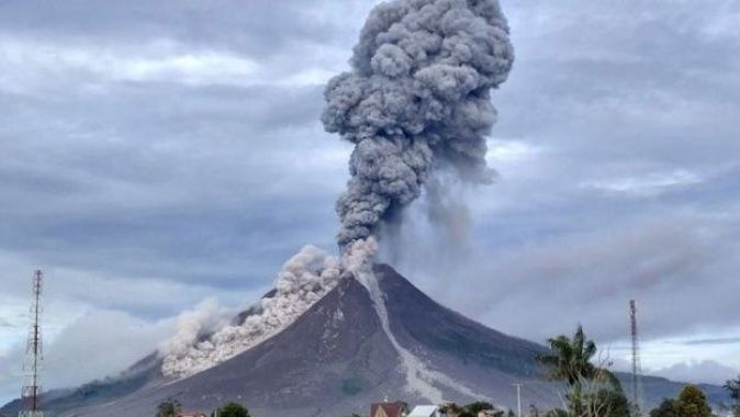 Endonezya&#039;da Sinabung Yanardağı&#039;nda patlama