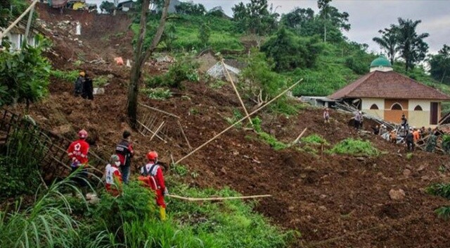 Endonezya Doğu Cava&#039;da heyelan: 20 kayıp, 14 yaralı