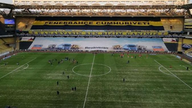 Fenerbahçe’de maç öncesi zemin onarımı dikkat çekti