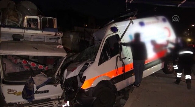 Fethiye&#039;de park halindeki kamyonlara çarpan ambulanstaki 3 sağlık çalışanı yaralandı