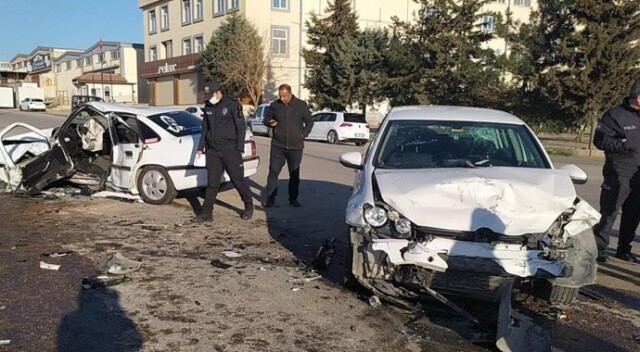 Gaziantep&#039;te iki araç kafa kafaya çarpıştı: 1 ölü, 4 yaralı