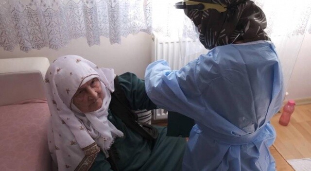 İkinci doz aşıyı olan Fatma Nine: “Rabbim devletimizi kaim eylesin”