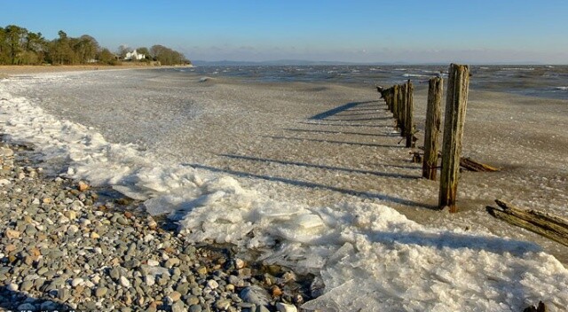 İngiltere&#039;de aşırı soğuklardan deniz dondu