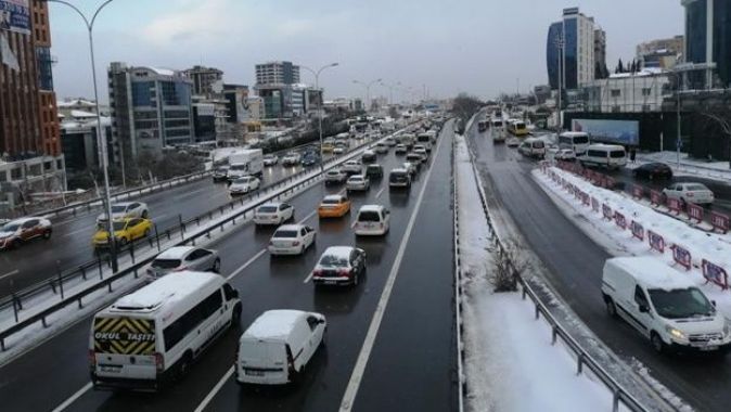 İstanbul&#039;da sabah saatlerinde trafik yoğunluğu
