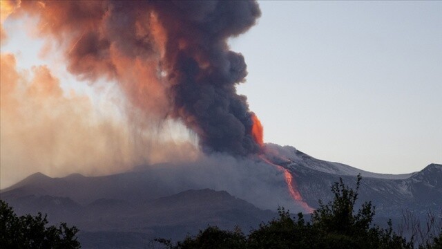 İtalya&#039;daki Etna Yanardağı bir kez daha faaliyete geçti