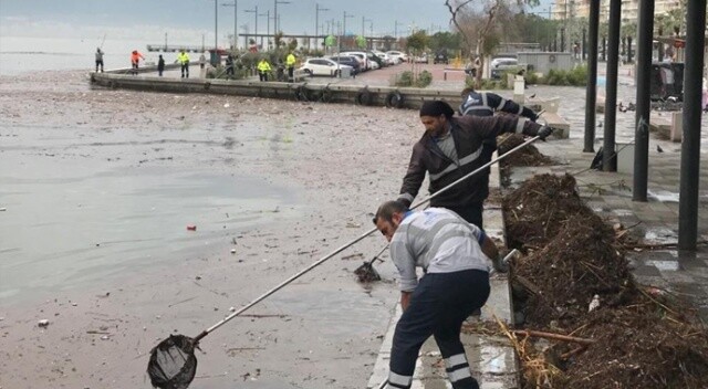 İzmir’de selden sonra körfezden 25 ton çöp toplandı
