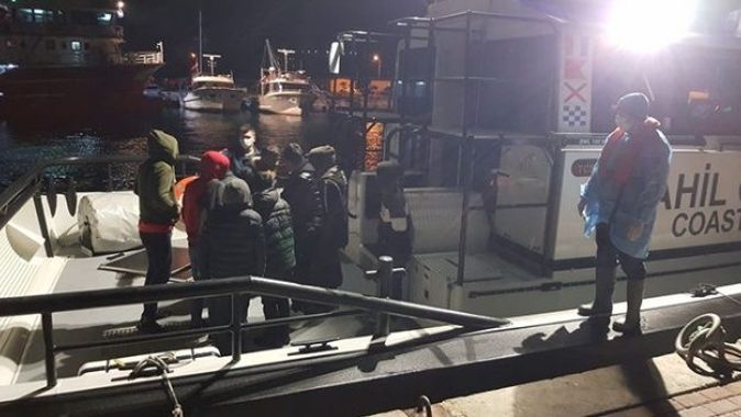 İzmir&#039;de Türk kara sularına geri itilen 9 sığınmacı kurtarıldı
