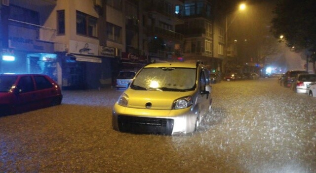 İzmir’i sel vurdu: Mecbur olmayan vatandaşlar sokağa çıkmasın