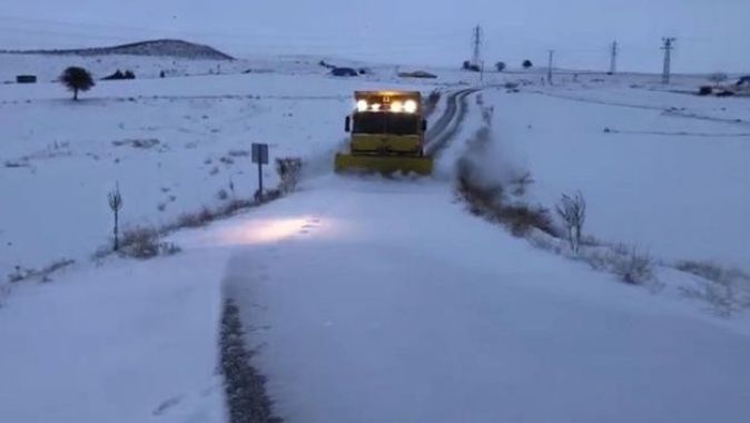 Karla kaplanan köy yolları ulaşıma açıldı: Mahsur kalan 3 araç kurtarıldı