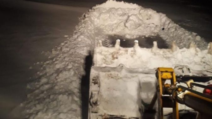 Karla mücadele ekiplerinin zorlu gece mesaisi: 5 köy yolu ulaşıma açıldı