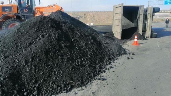 Kayseri&#039;de kömür tozu yüklü tır devrildi, yol ulaşıma kapandı