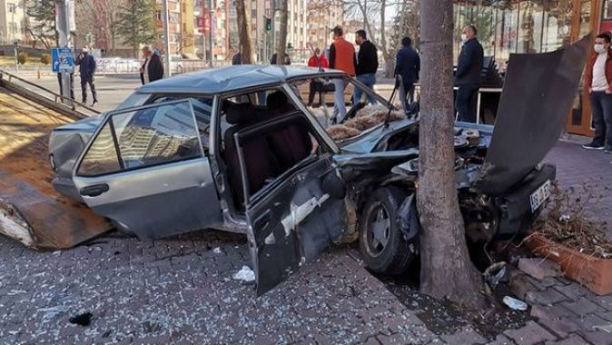 Kayseri&#039;de sokağa çıkma kısıtlamasında feci kaza: 3 yaralı