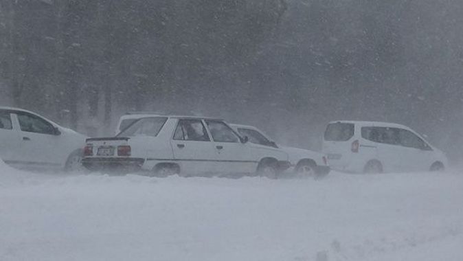 Kazdağları&#039;nda kar çilesi! Onlarca araç mahsur kaldı