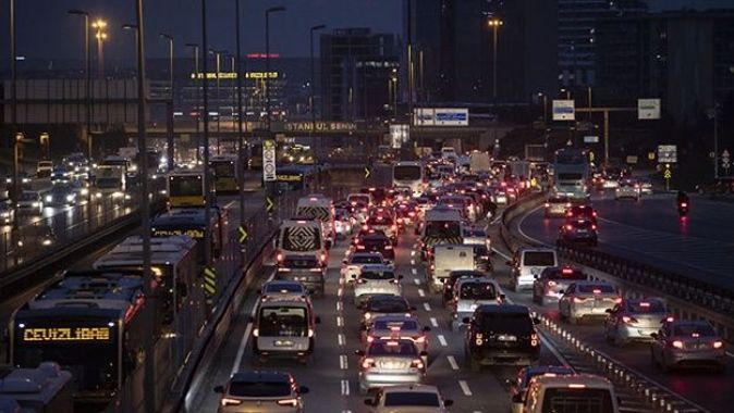 Kısıtlamaya saatler kala İstanbul’da trafik yoğunluğu arttı