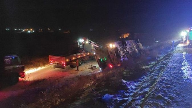Konya&#039;da otobüs, otomobil ve tır karıştığı zincirleme kaza: 5 ölü, 35 yaralı