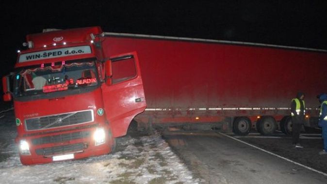 Lastiği patlayan tır kaza yaptı, Çorlu-Edirne Karayolu ulaşıma kapandı