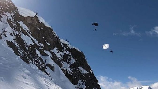 Maceracı genç kar bisikletiyle uçurumdan atlayıp paraşütle indi