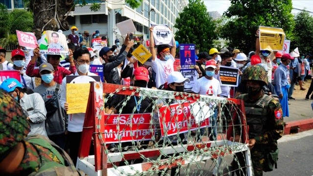 Myanmar&#039;da protestolar internet erişimi yasaklarına rağmen sürüyor