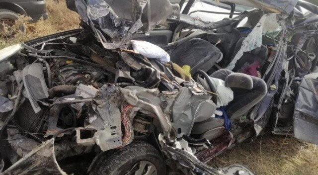 Otomobil tıra arkadan çarptı: 2 ölü, 1 yaralı
