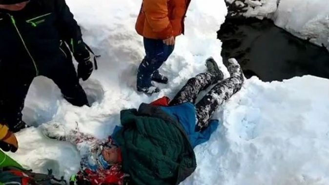 Rus genç, kayak yaparken 8 metrelik kuyuya düştü