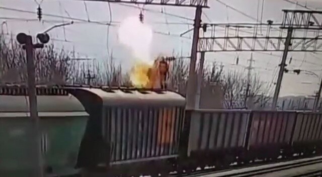 Rusya&#039;da tren vagonlarının üzerinde oyun oynayan çocuk elektrik akımına kapıldı