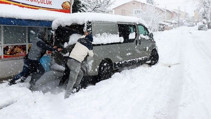 Sakarya’da yoğun kar yağışı vatandaşlara zor anlar yaşattı