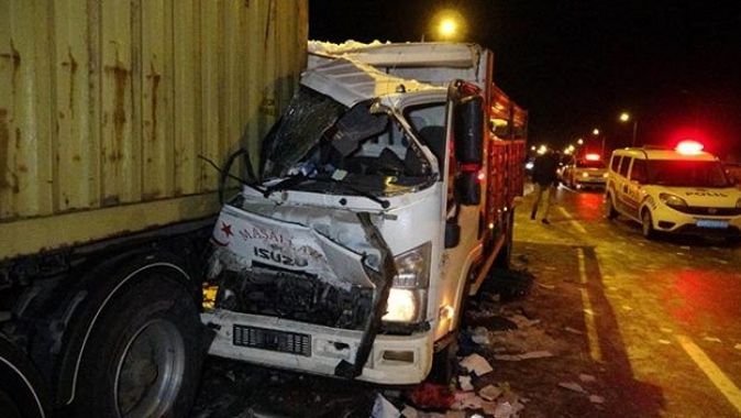 Samsun&#039;da buzlanan viyadükte 15 araç çarpıştı: 4 yaralı