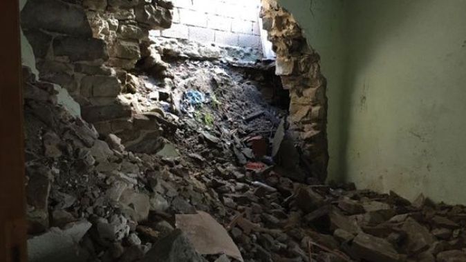 Üs kurdukları metruk evin duvarını, hazine ararken yıktılar