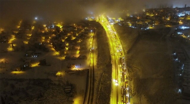 Yoğun kar yağışının kapattığı TEM Otoyolu 1,5 saat sonra trafiğe açıldı