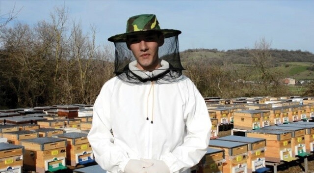 19 yaşındaki genç, arı sütü üretiminde Çin’e rakip
