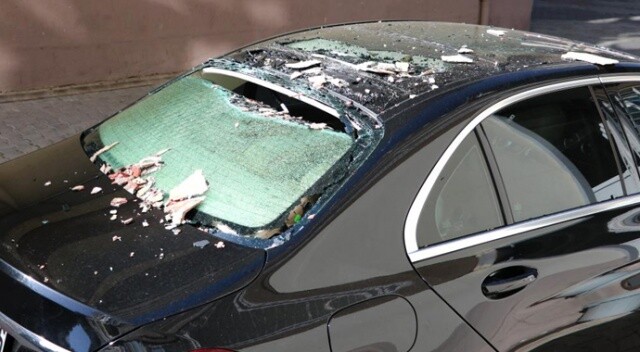Adana&#039;da fırtına... Sıva parçaları lüks otomobilin üzerine düştü